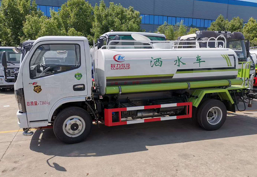 東風(fēng)多利卡5方灑水車(chē)側(cè)方展示圖