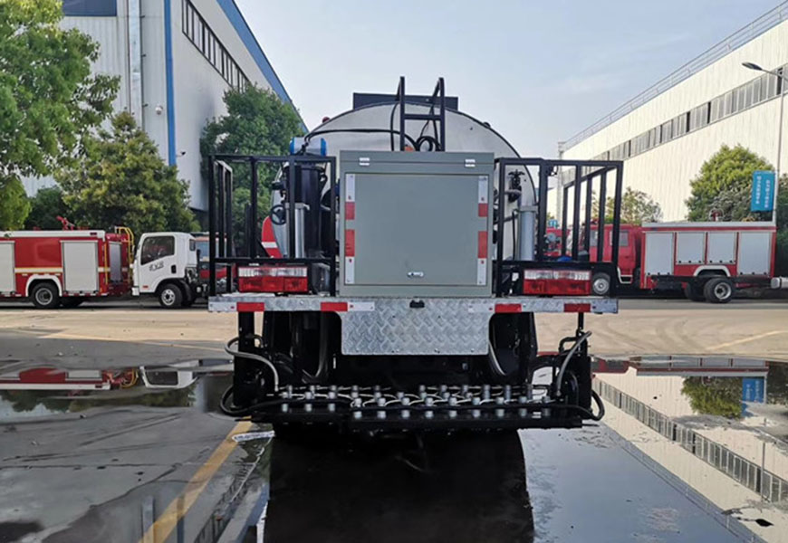 東風(fēng)多利卡5噸瀝青灑布車(chē)后方位圖