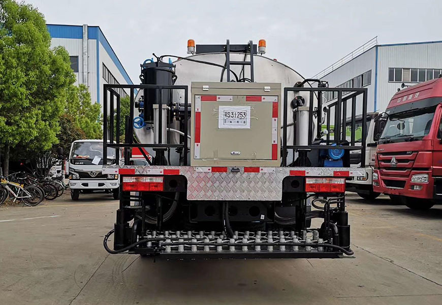 東風(fēng)D9瀝青灑布車(chē)后方圖