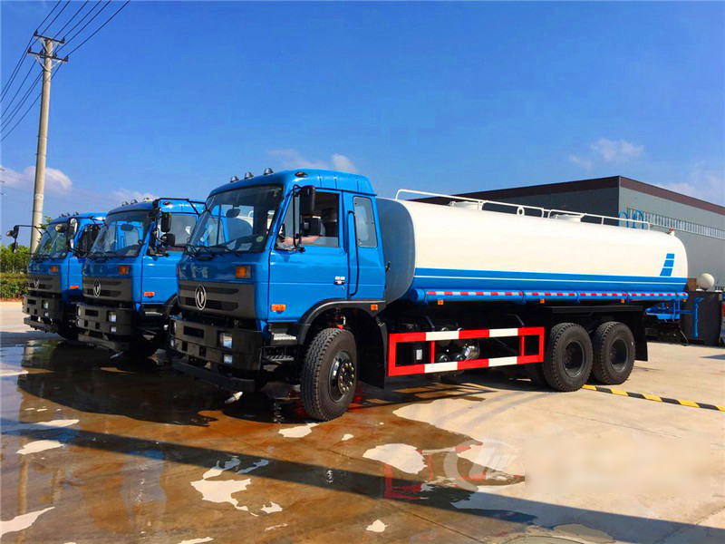 云南客戶批量訂購的湖北程力東風后雙橋灑水車